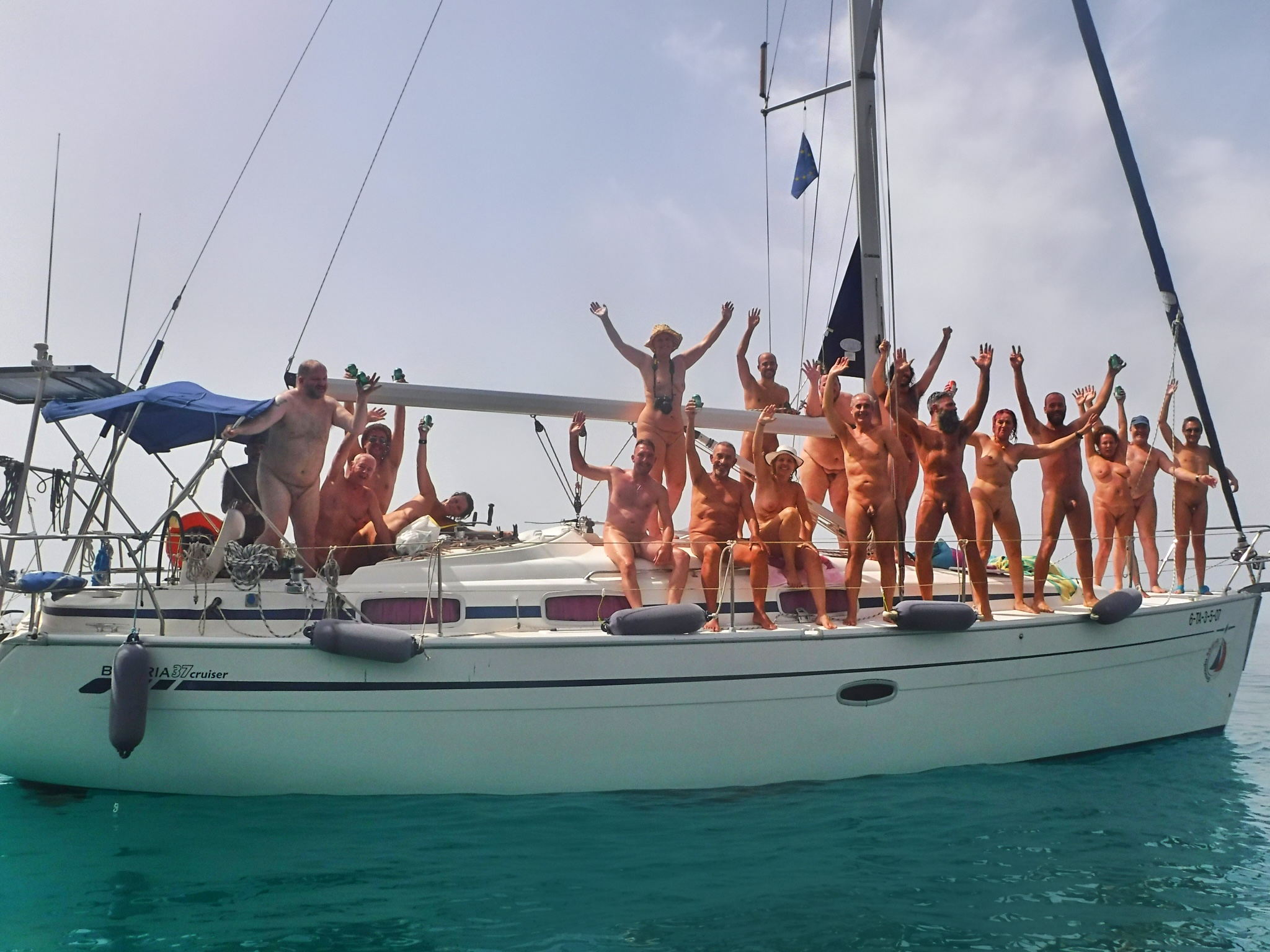Paseo nudista en barco